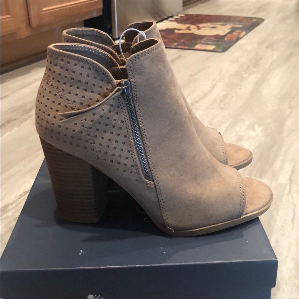 Universal Thread Booties - Picture 3 of 5